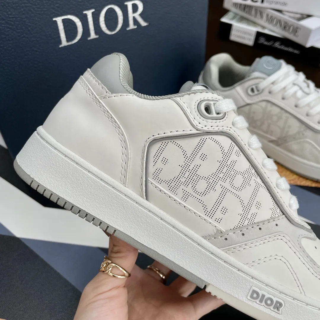 👟👟Ex-factory price 480👟👟 .(3D printing +20) Dior Dior🔥Counter genuine 1-1 top version (you can compare with the original version) The top version is made not blown out👍 👫Contrast color positioning and splicing design! Fashionable and casual personality! Look like a goddess on your feet! Simple line design, three-dimensional cutting, super invincible and stylish, looks good no matter how you match it. The super popular elements and colors make the whole set youthful and beautiful. It can easily catch the eye in the crowd. It is casual, comfortable, fashionable and versatile, a high-quality casual suit with no sense of age. ✅Fabrics: imported first-layer cowhide + high-tech laser technology. ✅Inner lining: imported transparent silk fabric. ✅Feet: original molded feet. ✅Outsole: original molded 1:1 two-color T👟👟factory price U outsole ✅Method: original 1:1 full set of lasts ✅Female size: 35～40 ✅Male size: 38～45